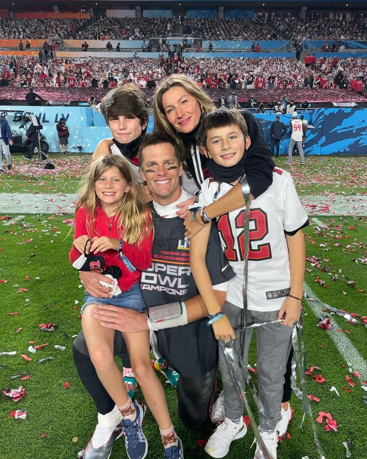 Tom Brady reflete sobre paternidade e fãs interpretam como crítica a Gisele Bündchen Gisele Bündchen, Tom Brady e os filhos em 2023 (Foto: Reprodução/Instagram)