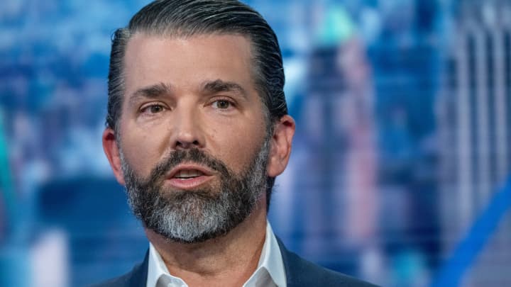 Donald Trump Jr. toca o sino de abertura na Bolsa de Valores de Nova York (NYSE) para a plataforma de comércio eletrônico de armas GrabAGun, onde Trump é membro do conselho, em 16 de julho de 2025, na cidade de Nova York. (Foto: Spencer Platt | Getty Images)