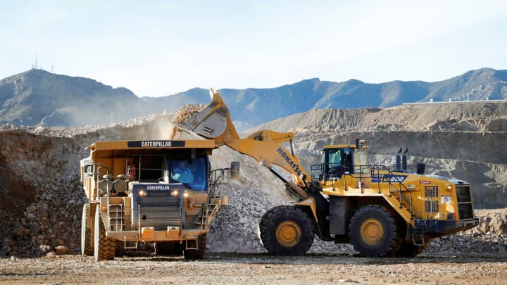 Pentágono se torna maior acionista da MP Materials e ações disparam 40% Operador de carregadeira preenche um caminhão com minério na mina de terras raras MP Materials em Mountain Pass, Califórnia, 30 de janeiro de 2020. (Foto: Steve Marcus | Reuters)