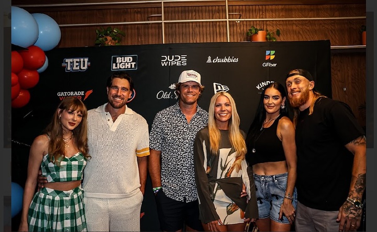 Taylor e Travis fazem estreia como casal no tapete vermelho após dois anos juntos Taylor Swift e Travis Kelce em primeiro tapete vermelho (Foto: Reprodução/Instagram/Tight End University - TEU)