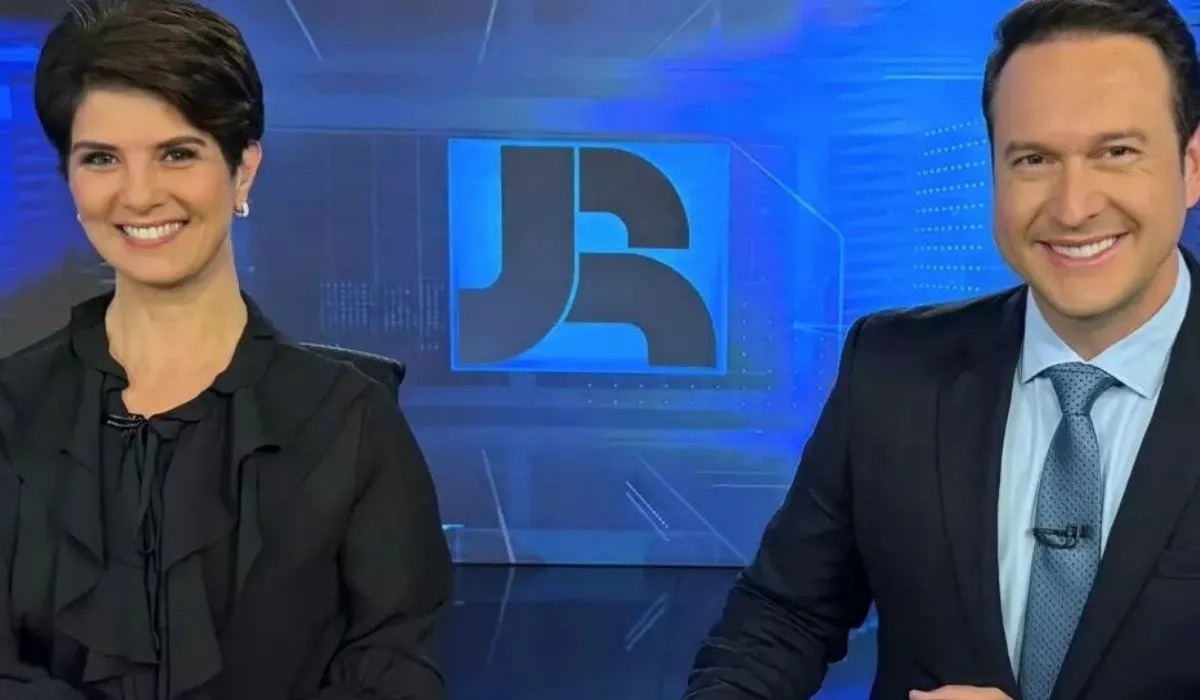 Troca de apresentadoras gera polêmica no 'Jornal da Record' e divide opiniões Mariana Godoy substitui Christina Lemos, que acaba de retornar das férias (Foto: Record/Reprodução)