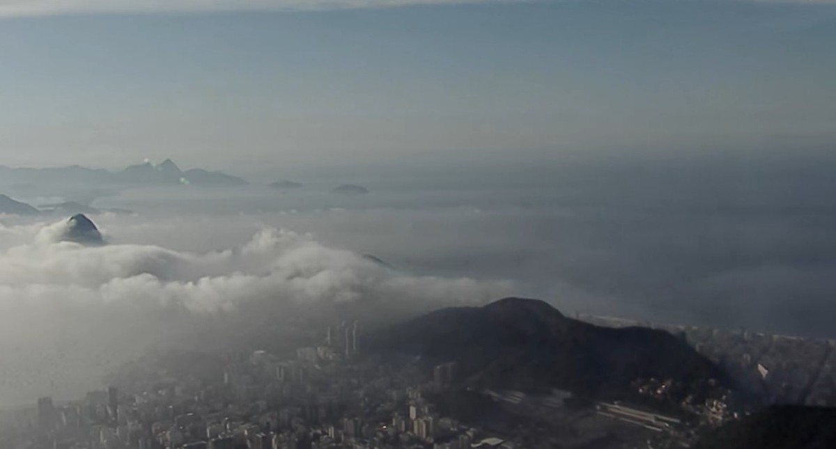 Névoa transforma o Rio e previsão indica temperatura de até 30°C nesta quinta-feira Rio amanheceu com névoa nesta quinta-feira — Foto: Reprodução / TV Globo
