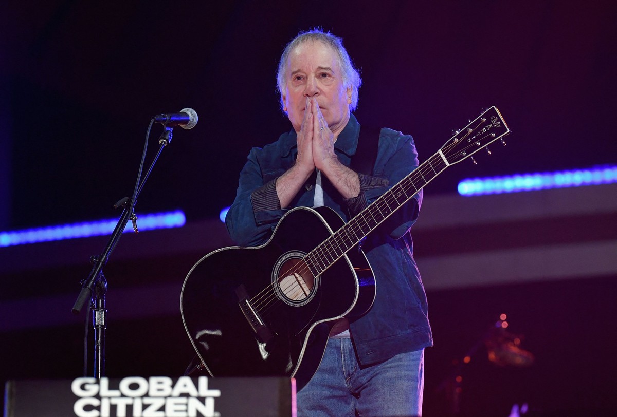Paul Simon cancela shows e se prepara para cirurgia devido a dores nas costas Cantor e compositor Paul Simon em apresentação no Central Park, em NY, em 2021 (Foto: Angela Weiss / AFP)