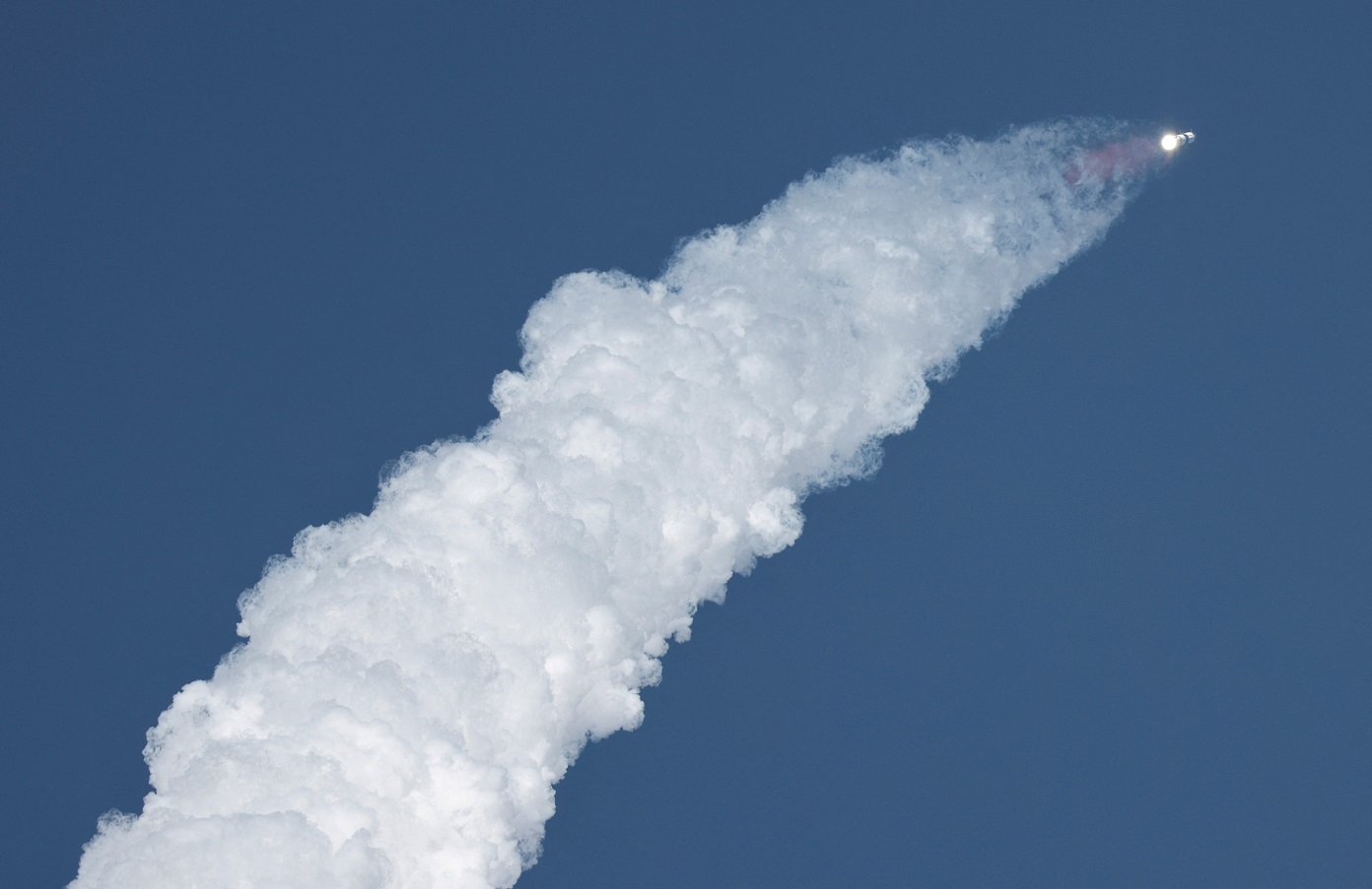 Valorização da SpaceX pode chegar a US$ 400 bilhões com venda de ações Espaçonave Starship da SpaceX é lançada em seu oitavo teste na plataforma de lançamento da empresa em Boca Chica, em Brownsville, Texas (Foto: REUTERS/Joe Skipper)