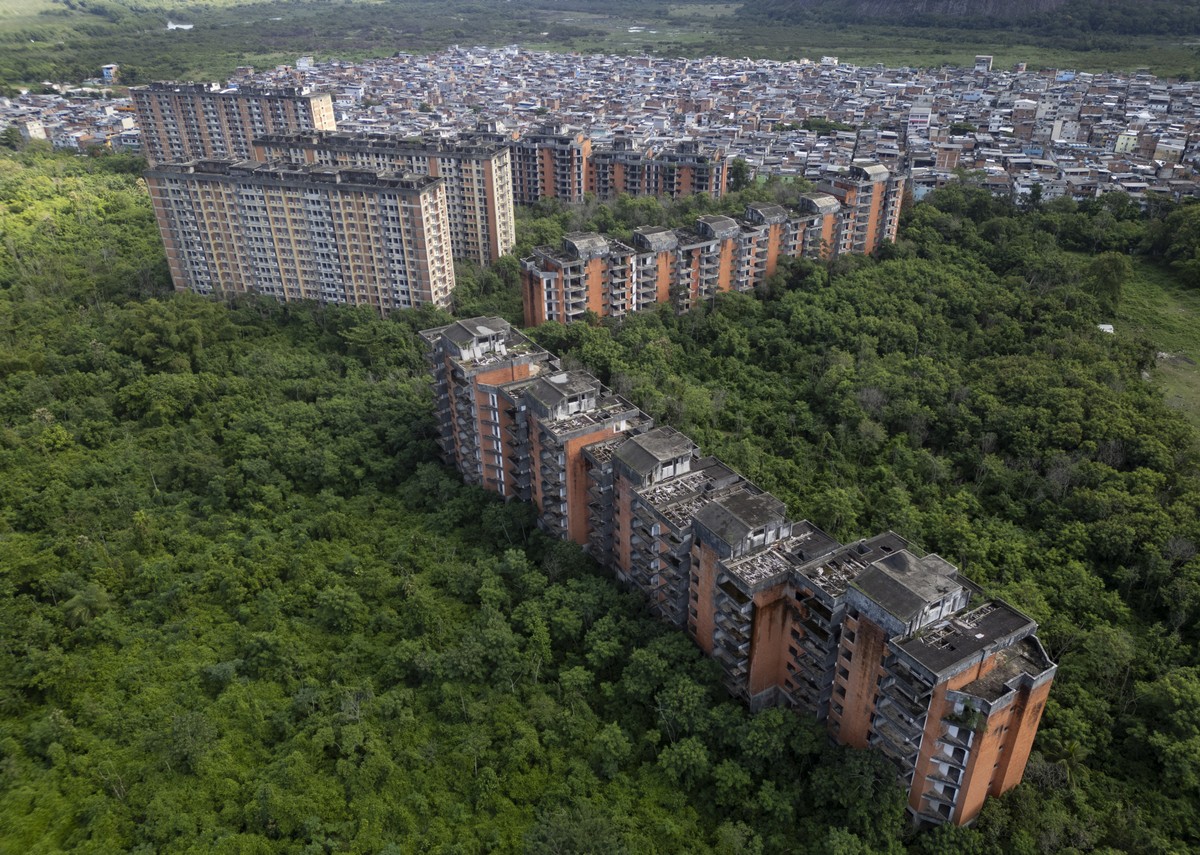 Condomínio em Jacarepaguá afunda e se torna local de desova de corpos, dizem moradores Conjunto Residencial Delfin Imobiliária, em Jacarepaguá: 15 prédios chegaram a ser construídos e estão abandonados (Foto: Márcia Foletto)