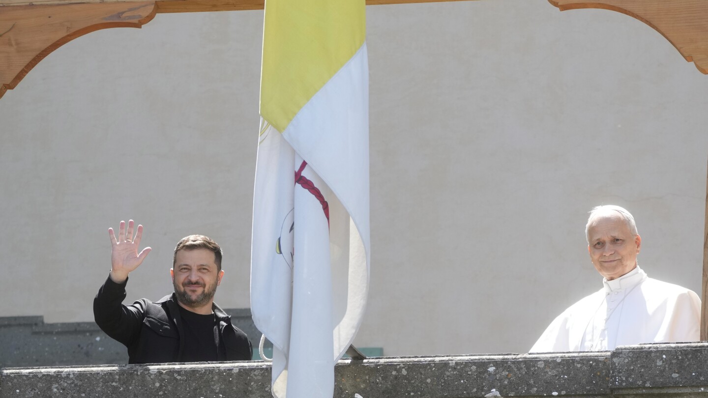 O presidente da Ucrânia, Volodymyr Zelenskyy, à esquerda, e o Papa Leão XIV acenam para os jornalistas durante a reunião em Castel Gandolfo, Itália, na quarta-feira, 9 de julho de 2025. (Foto: AP Photo/Gregorio Borgia)