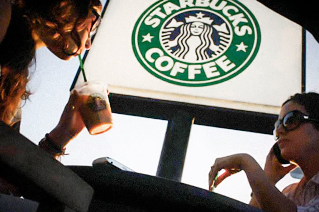 Starbucks aumenta preços para personalização de bebidas a partir de nova política Uber aumentou lucro ao reduzir ganhos de motoristas, diz estudo de Columbia (Foto: Reprodução)