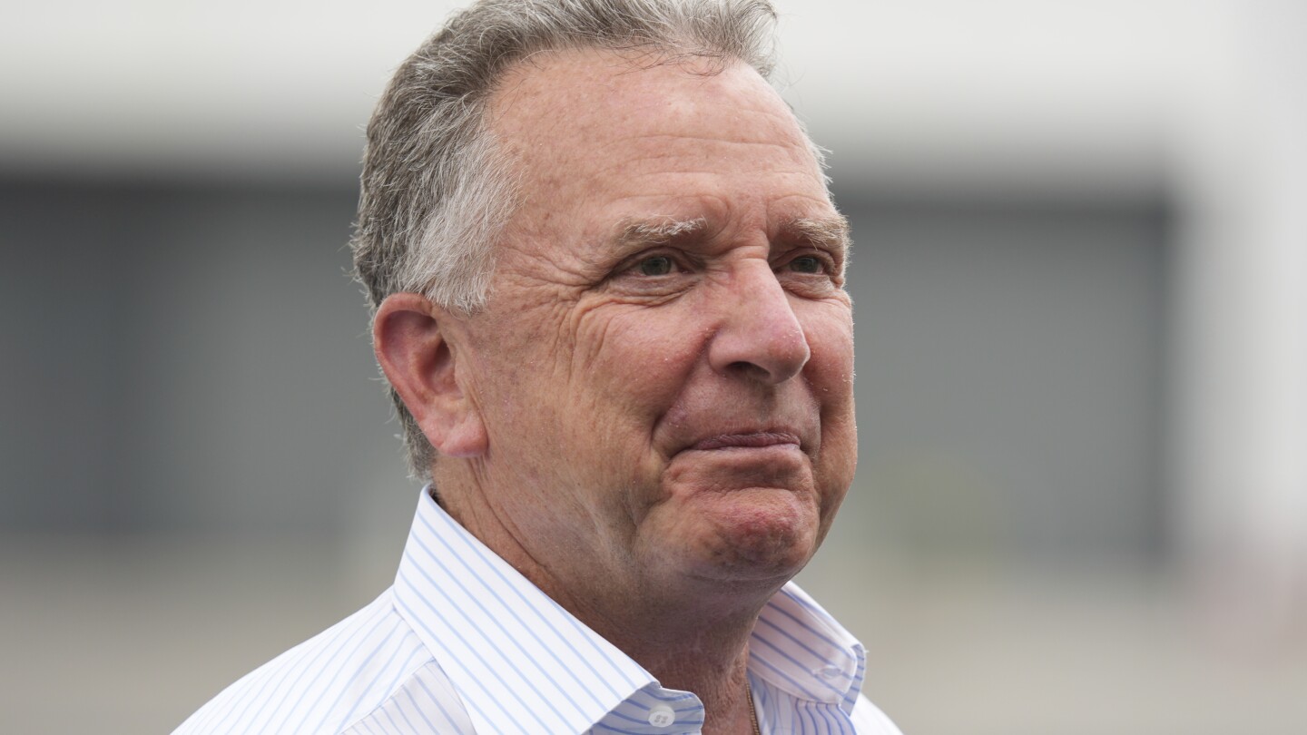 Steve Witkoff, enviado especial da Casa Branca, aguarda a chegada do presidente Donald Trump no Aeroporto Teterboro em Teterboro, N.J., a caminho de participar da final da Copa do Mundo de Clubes, no domingo, 13 de julho de 2025. (Foto: AP Photo/Jacquelyn Martin)