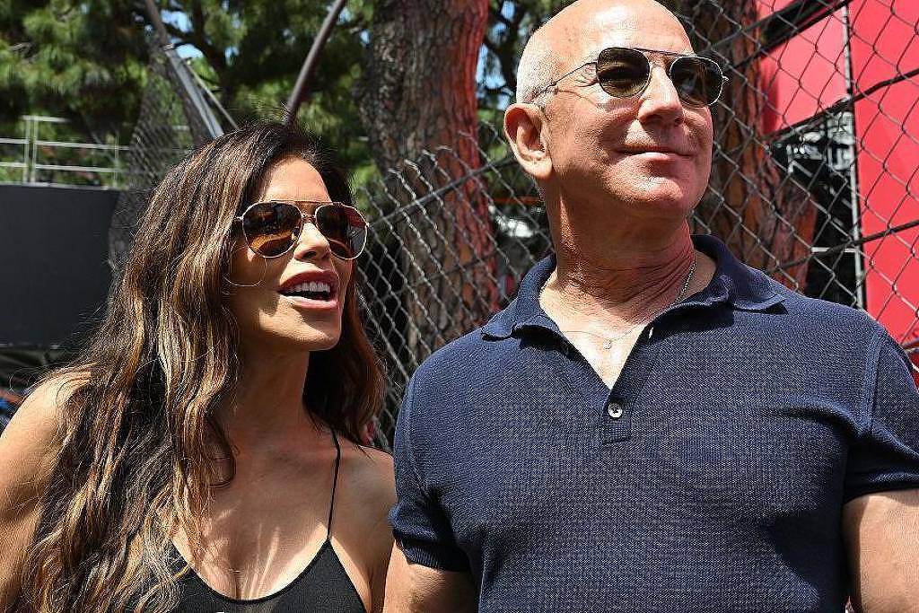Protestos levam à mudança de local do casamento de Jeff Bezos em Veneza Jeff Bezos e Lauren Sanchez em GP de Mônaco na França (Foto: Getty Images)