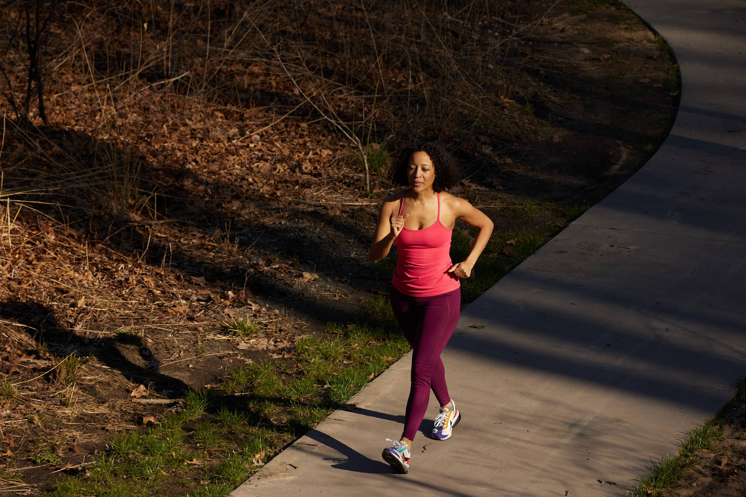 Caminhada japonesa se destaca como nova tendência fitness com diversos benefícios A caminhada japonesa alterna passos rápidos com passos mais lentos (Foto: NICHOLAS SANSONE/NYT)