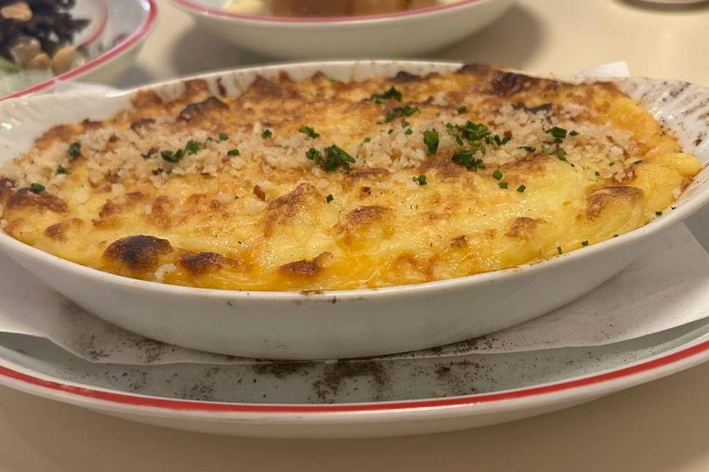 Dainer decepciona com comida em meio à fama no Rio de Janeiro Torta de frango, uma espécie de escondidinho de batata com a ave, gratinada a lenha (R$ 56) (Foto: Cleo Guimarães/Folhapress)