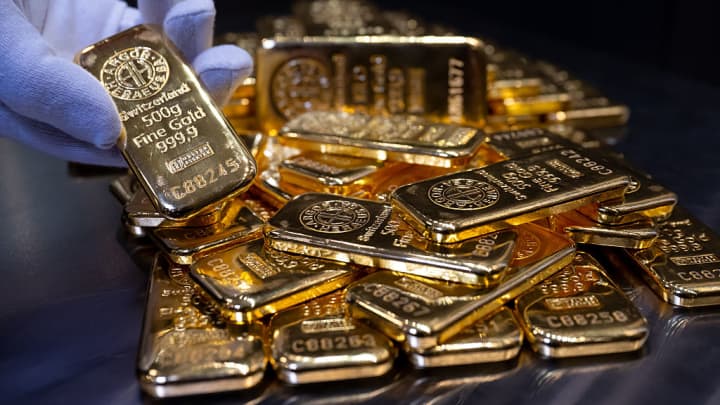 Bancos centrais aumentam compras de ouro em minas locais com alta nos preços Os preços do ouro caíram na terça-feira, recuando de perto de uma alta de quatro semanas, à medida que uma leve alta no dólar pesou sobre o metal, embora a incerteza em relação ao acordo comercial entre os EUA e a China mantivesse os investidores cautelosos e limitasse a queda do metal precioso. (Foto: Sven Hoppe | Picture Alliance | Getty Images)