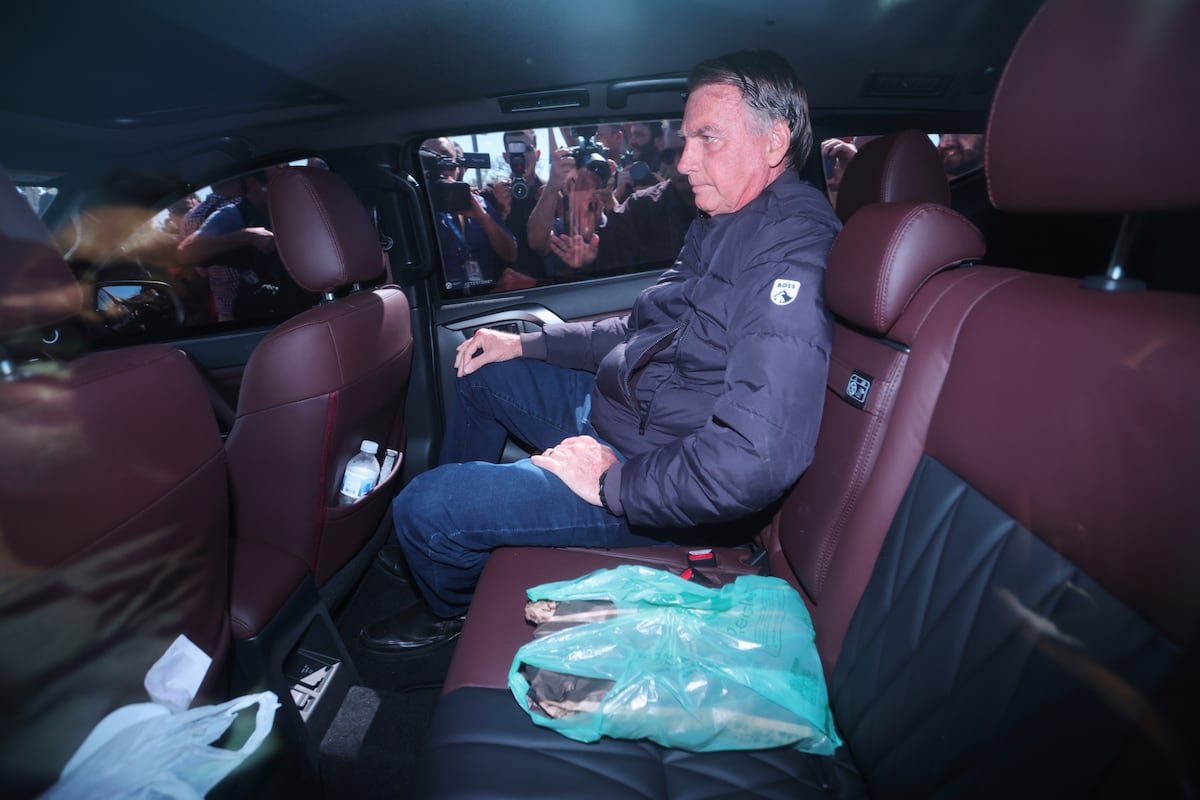 Bolsonaro sai da sede da Secretaria de Administração Penitenciária, em Brasília, após a colocação da tobillera eletrônica. (Foto: Luis Nova - AP)