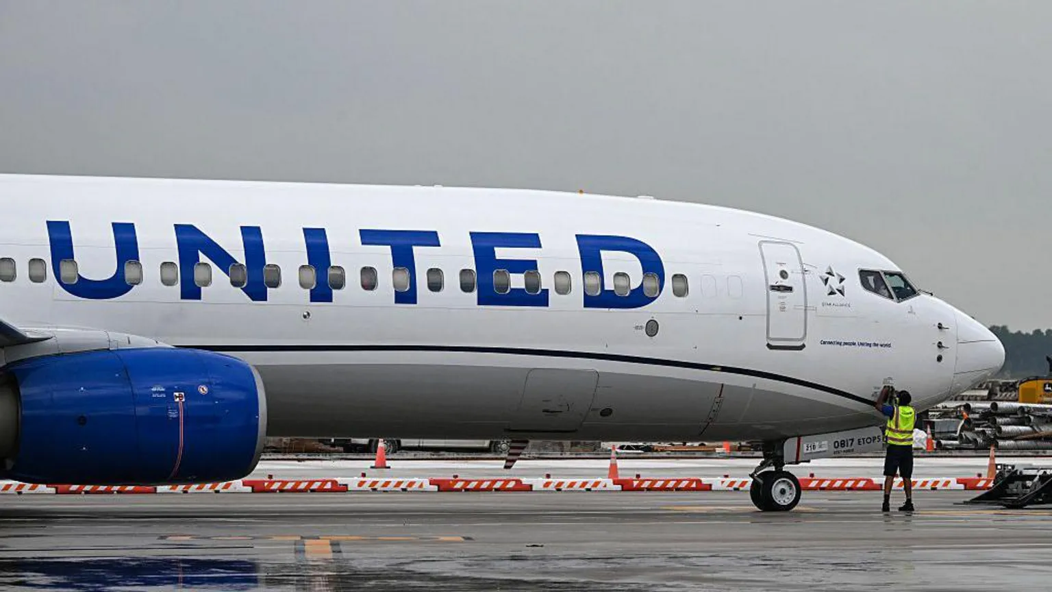 United Airlines suspende partidas de voos nos EUA devido a problemas tecnológicos Voos da United foram interrompidos devido a "problemas técnicos" (Foto: Getty Images)