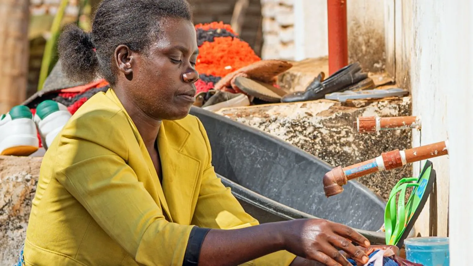 Família economiza em sabonete ao proibir filhos de brincar em casa Uma parte do salário modesto de Suzanna Kathumba vai para as mensalidades escolares, deixando pouco para outras necessidades essenciais. (Foto: Jack McBrams)