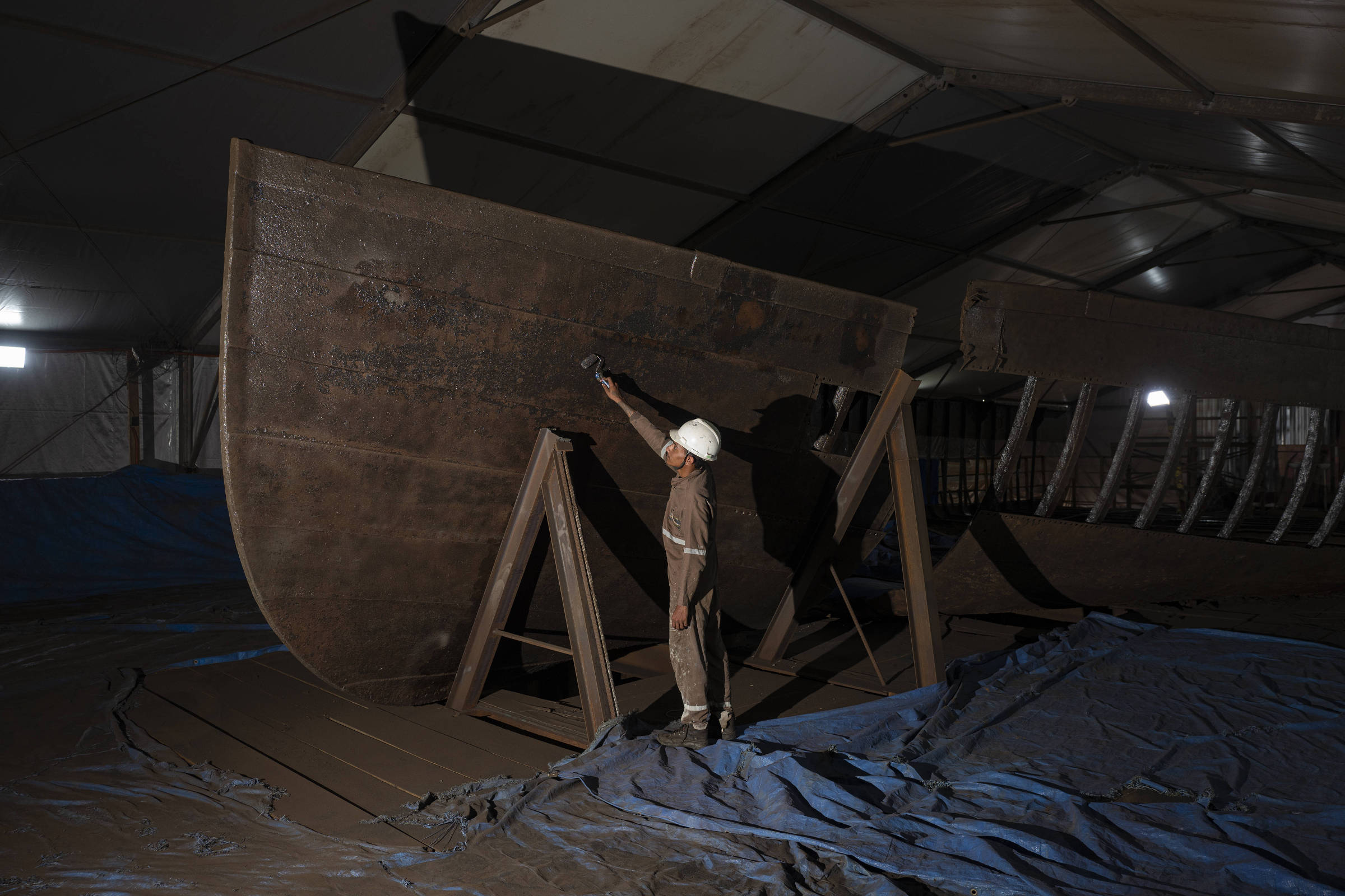Obras da COP30 em Belém descobrem importantes achados arqueológicos Trabalhador acompanha o processo de restauração do barco histórico encontrado nas obras da Nova Doca, no centro de Belém, como parte da preparação para a COP30 (Foto: Alessandro Falco/Folhapress)
