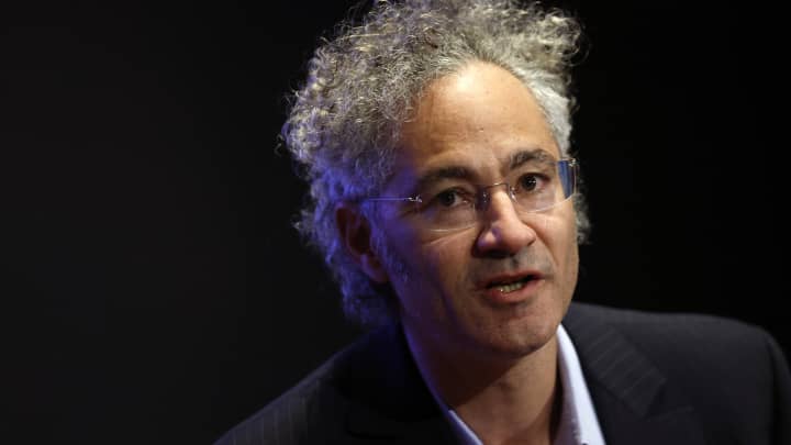 Alex Karp, CEO da Palantir Technologies, fala em um painel intitulado Poder, Propósito e o Novo Século Americano no Hill and Valley Forum no Capitólio dos EUA em 30 de abril de 2025, em Washington, DC. (Foto: Kevin Dietsch | Getty Images)