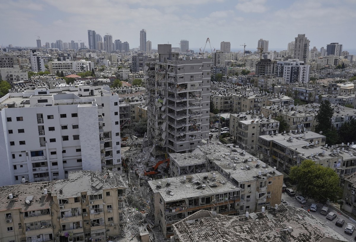 Míssil balístico lançado pelas Forças Armadas do Irã destruiu prédio na cidade de Bat Yam, na região central de Israel (Foto: Ariel Schalit/AP)