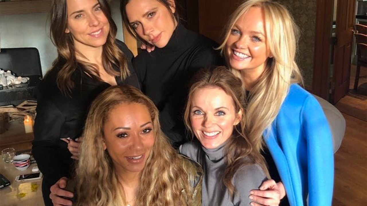 Ex-Spice Girls ficam de fora do casamento de Mel B e geram repercussão Victoria Beckham posta foto reunida com as companheiras de Spice Girls (Foto: @victoriabeckham/Instagram)