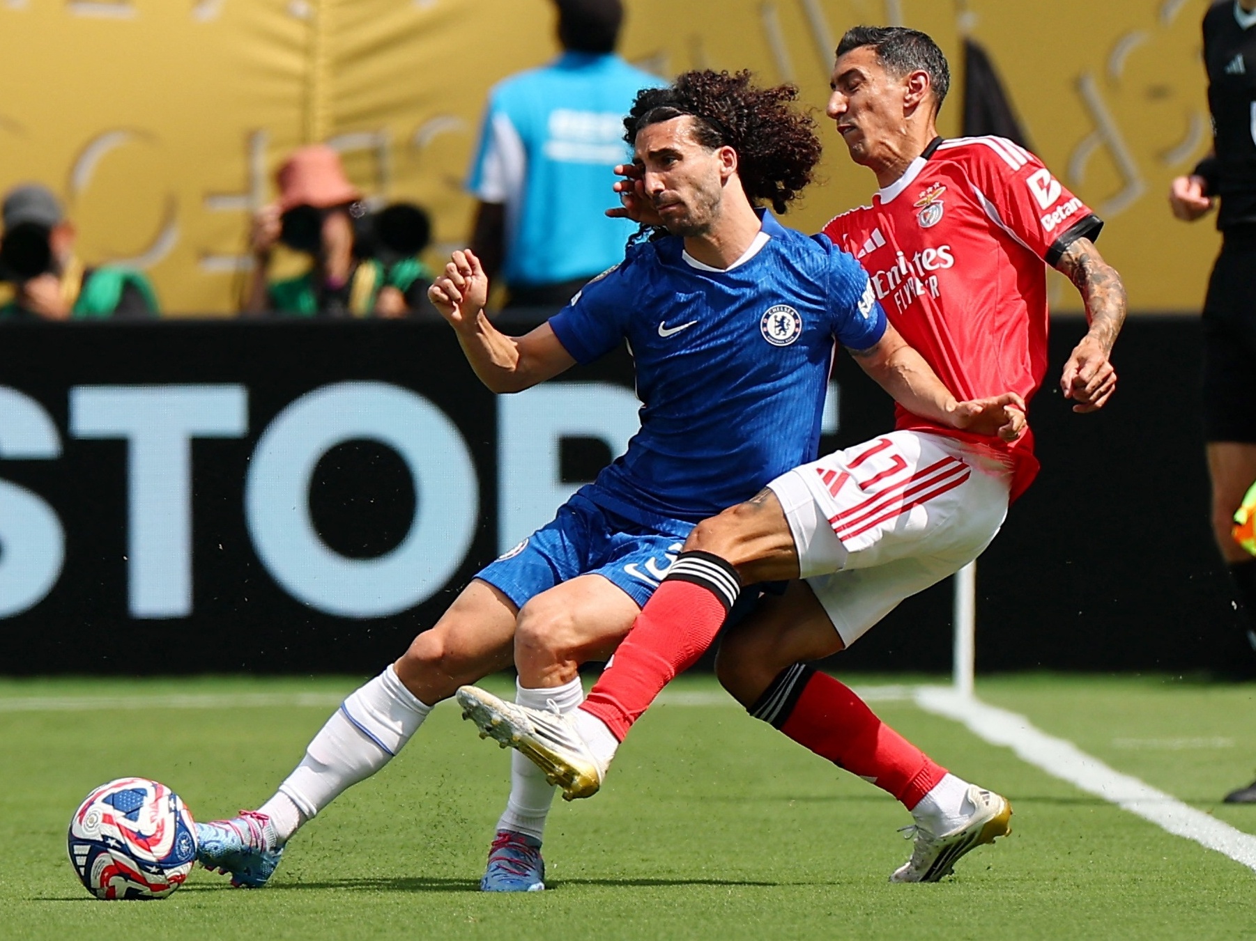 Cucurella, do Chelsea, e Di María, do Benfica, em ação durante jogo do Mundial (Foto: REUTERS/Agustin Marcarian)