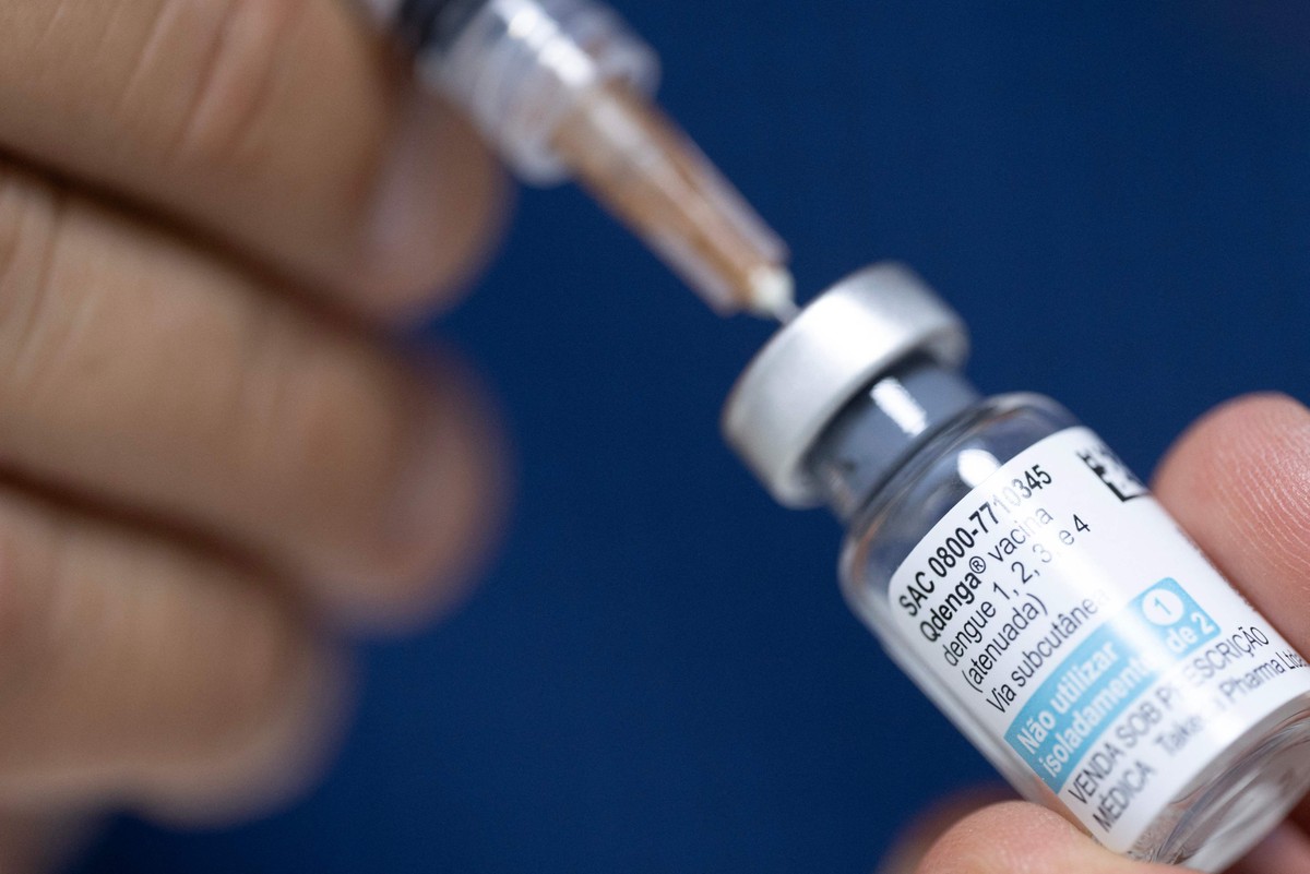 Menos da metade dos vacinados contra dengue retorna para a 2ª dose necessária Vacina Qdenga, usada na campanha de vacinação contra a dengue no Brasil (Foto: AFP)
