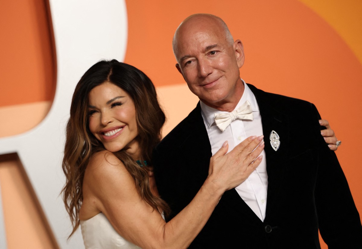 Jeff Bezos e ex-âncora de TV se casam após escândalo familiar revelado Jeff Bezos e Lauren Sanchez na festa do Oscar (Foto: Michael Tran / AFP)
