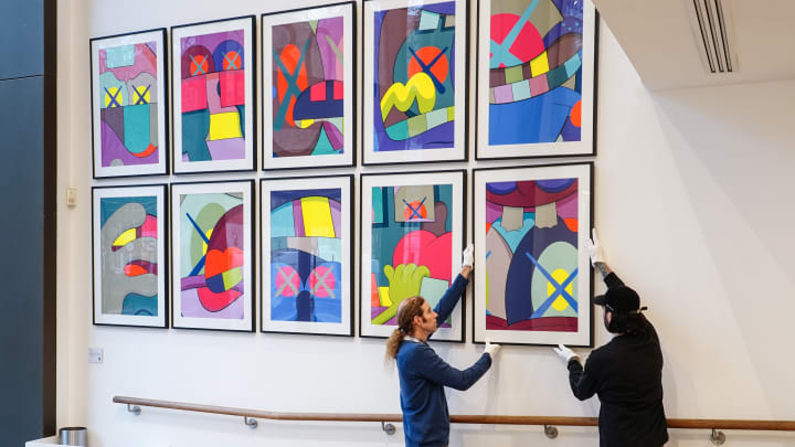 A obra "Ups and Downs" de KAWS, estimada entre £30.000 e £50.000, em exibição durante uma prévia no showroom da Phillips, no centro de Londres, antes do leilão Evening and Day Editions. Data da foto: sexta-feira, 17 de janeiro de 2025. (Foto: Ian West/PA Images via Getty Images)