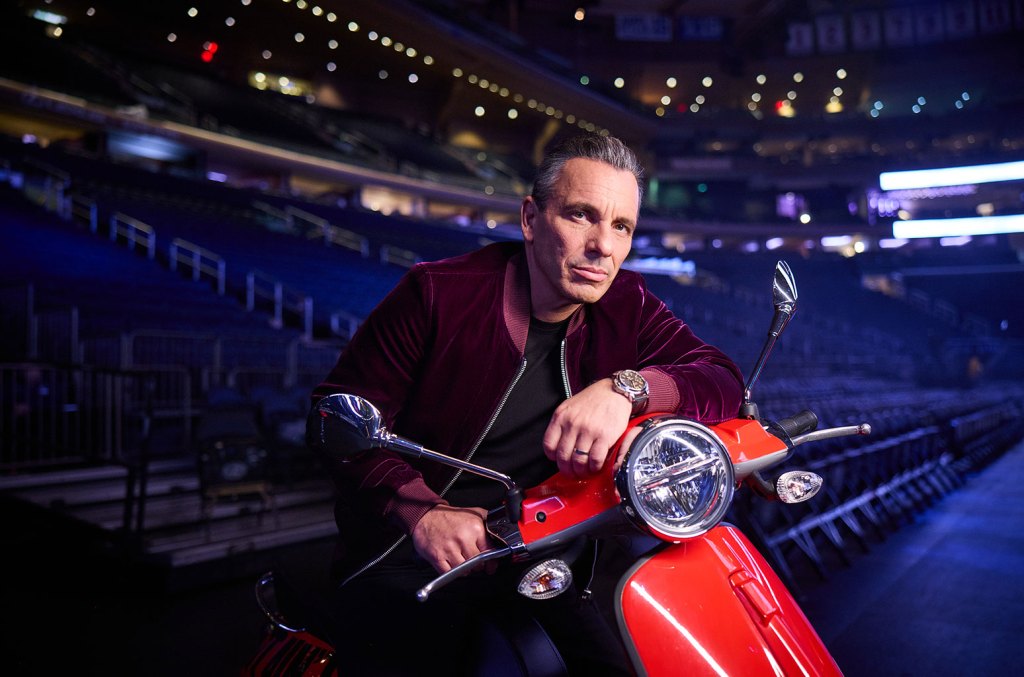 Maniscalco, o comediante que mais arrecadou em 2025 até agora segundo o Billboard Boxscore, discute seu novo especial no Hulu, seu podcast sobre Charles Ponzi e como está aproveitando um tempo de descanso. (Foto: Reprodução)