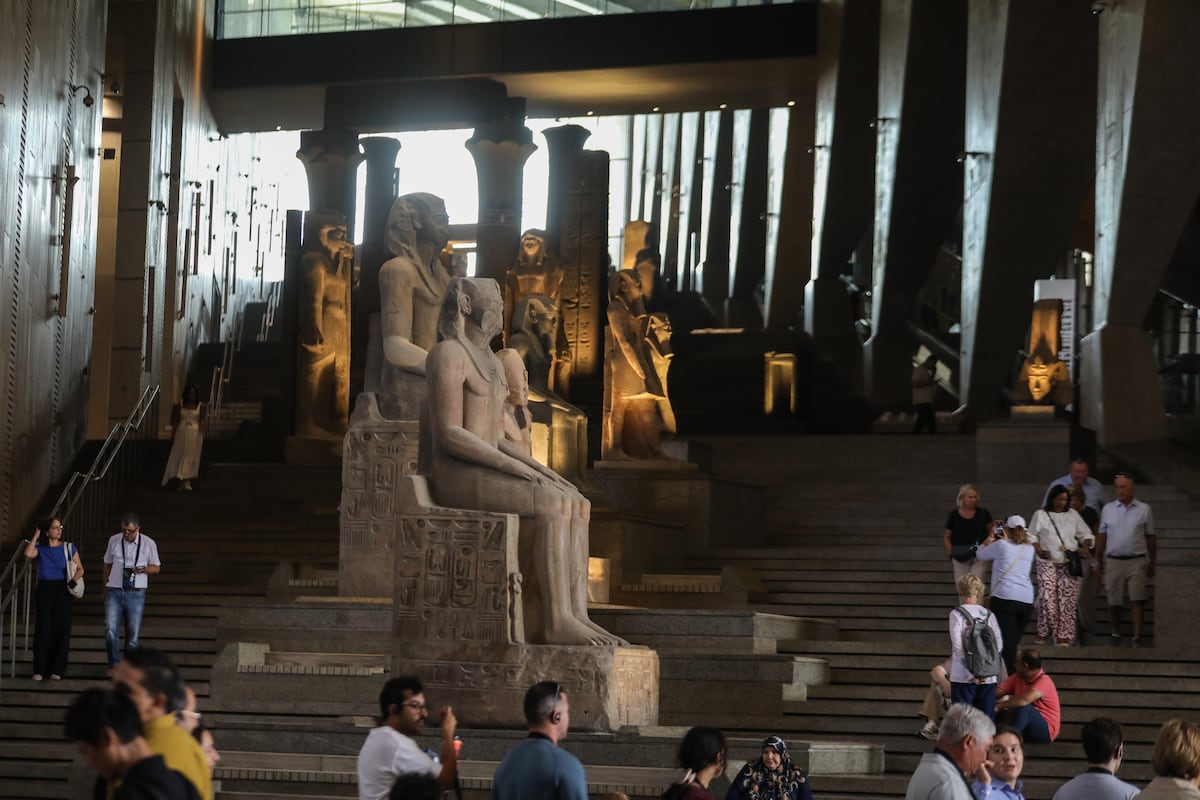 Museu Egípcio adia inauguração mais uma vez após 23 anos de construção Vista da grande escalinata no Grande Museu Egípcio, o "museu mais grande do mundo que exibe artefatos de um único país", que inclui 12 salas de exibição que abrangem toda a história antiga do Egito, em 15 de outubro de 2024 em Gizé, Egito. (Foto: Anadolu via Getty Images)