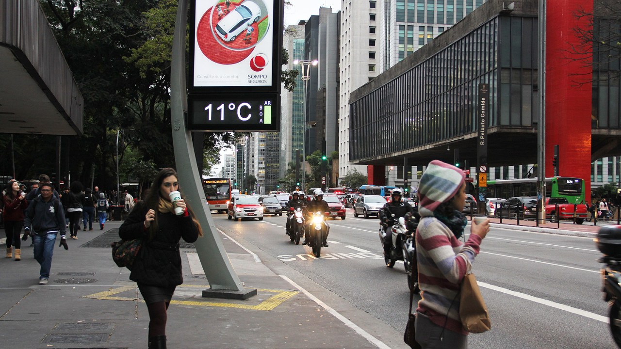 Pedestres se protegem do frio na região central de São Paulo (Foto: Rovena Rosa/Agência Brasil)