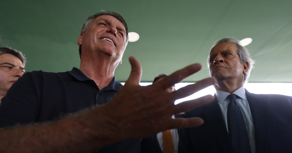 Jair Bolsonaro ao lado de Valdemar Costa Neto, presidente do PL, em março (Foto: Wilton Junior/Estadão)