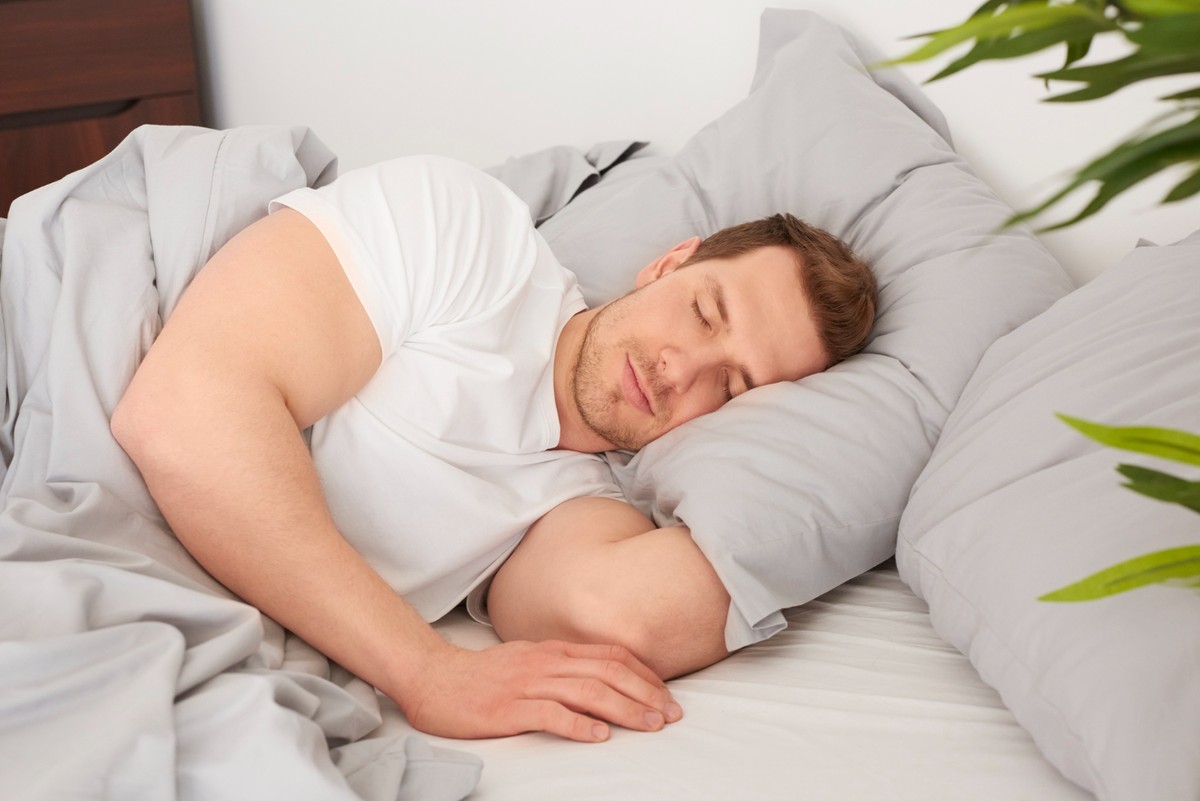 Cardiologista explica que conhecer a melhor posição para dormir pode melhorar significativamente a qualidade do descanso (Foto: Freepik)