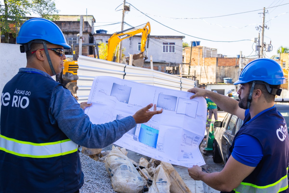 Águas do Rio processa Prefeitura do Rio para contestar cobrança de IPTU Funcionários da Águas do Rio na Mangueira (Foto: Divulgação/Águas do Rio)