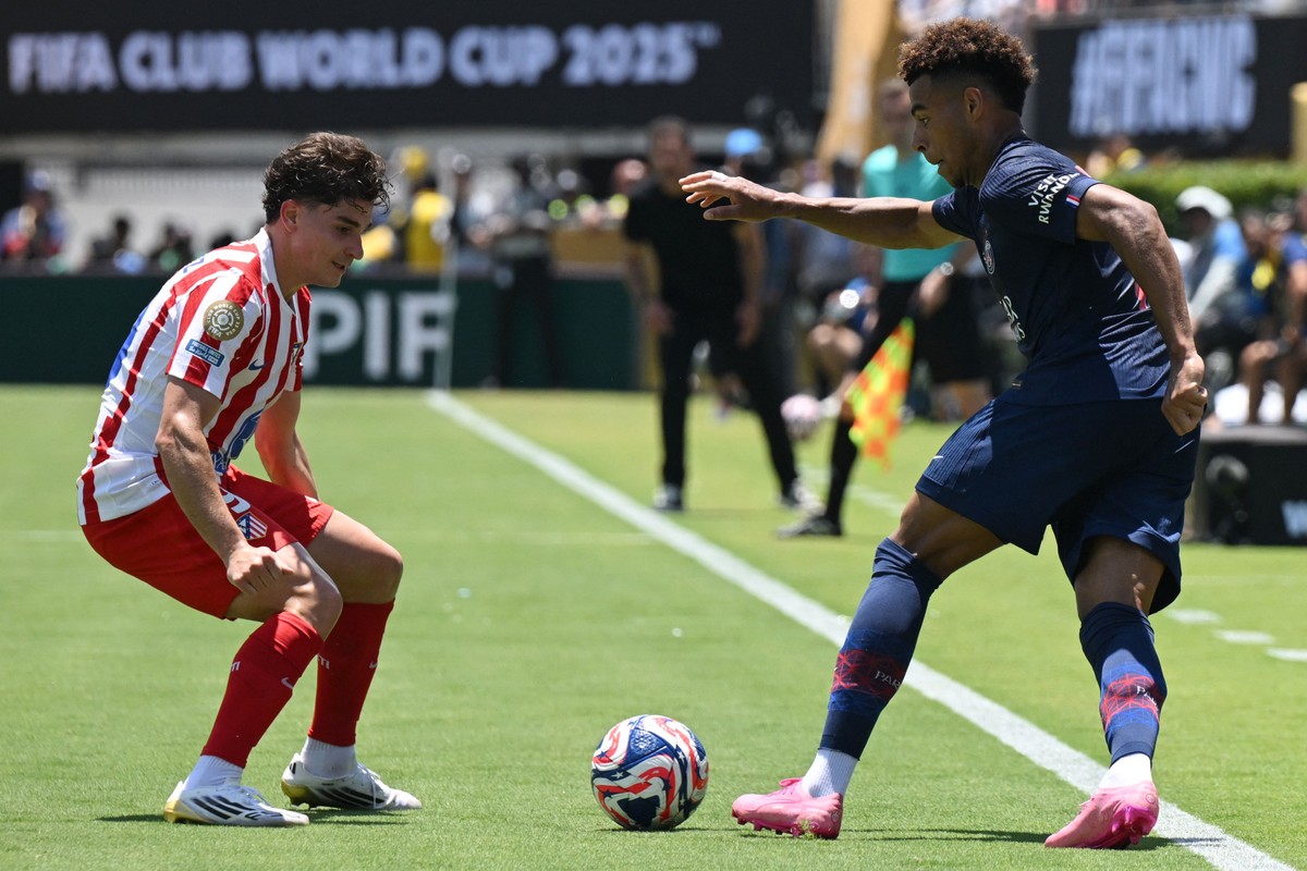Julián Alvarez marca Désiré Doué na goleada do PSG sobre o Atlético de Madrid, pela Copa do Mundo de Clubes (Foto: Patrick T. Fallon/AFP)