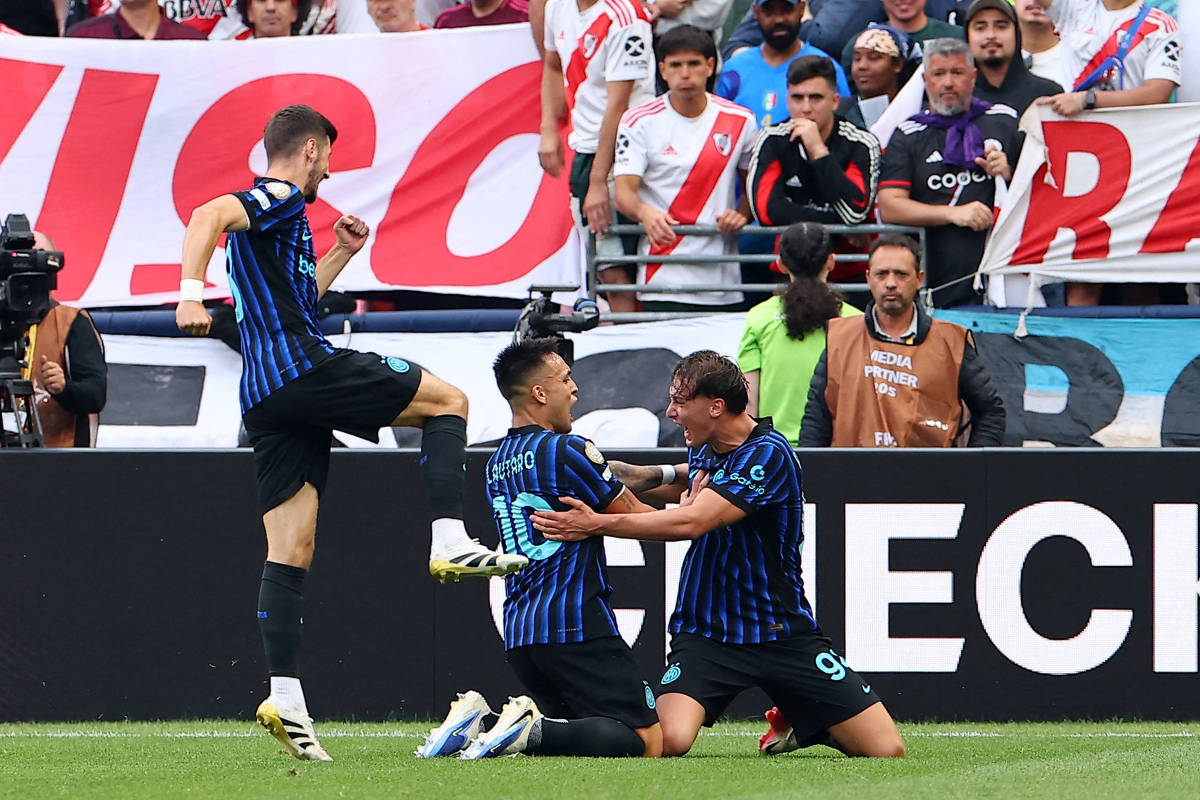 Inter de Milão derrota River Plate e elimina argentinos do Mundial Esposito (à dir.) celebra com seus companheiros gol marcado pela Inter de Milão (Foto: Agustin Marcarian/Reuters)