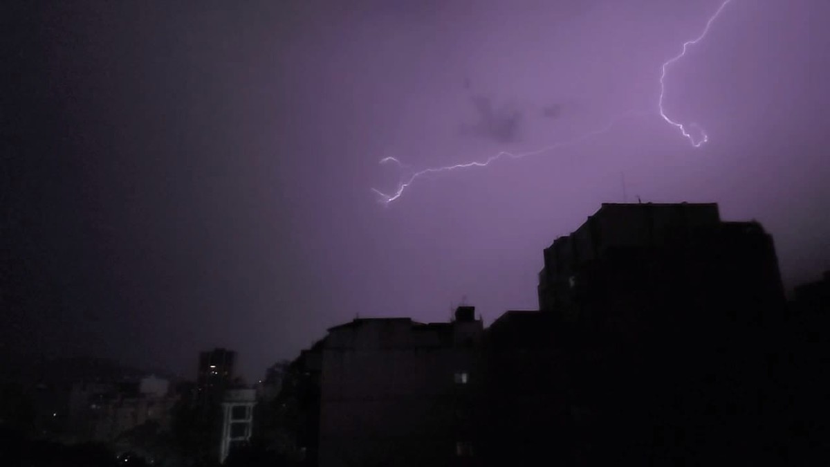 Raios matam 33 pessoas durante monções devastadoras na Índia Tempestade trouxe muitos raios na Tijuca (Foto: Felipe Grinberg)