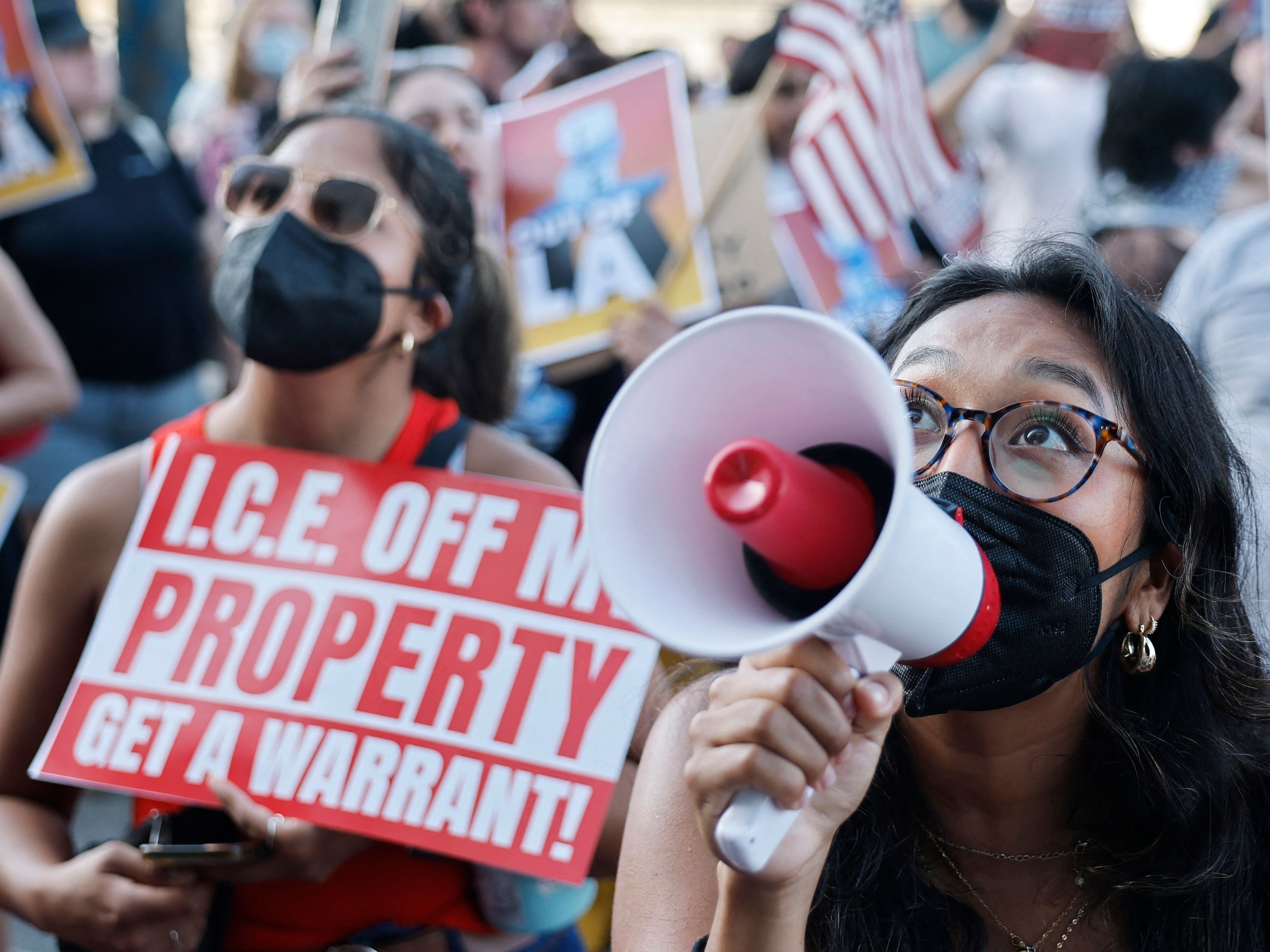 Mulher protesta contra os agentes da imigração em Los Angeles (EUA) (Foto: MARIO TAMA/Getty Images via AFP)