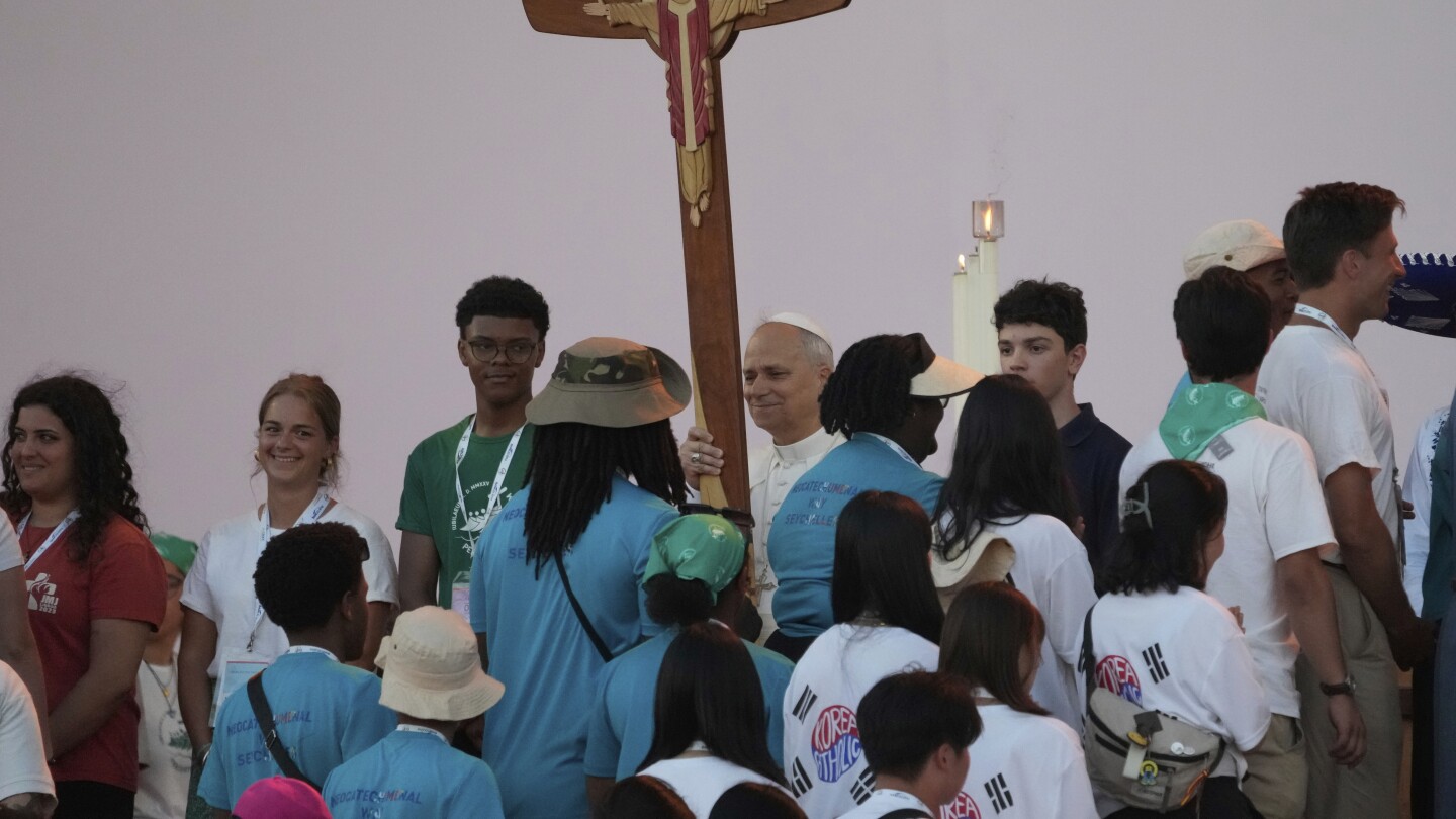 O Papa Leão XIV realiza vigília de oração com jovens participantes do Jubileu da Juventude no campo de Tor Vergata, em Roma, no sábado, 2 de agosto de 2025. (Foto: AP Photo/Gregorio Borgia)