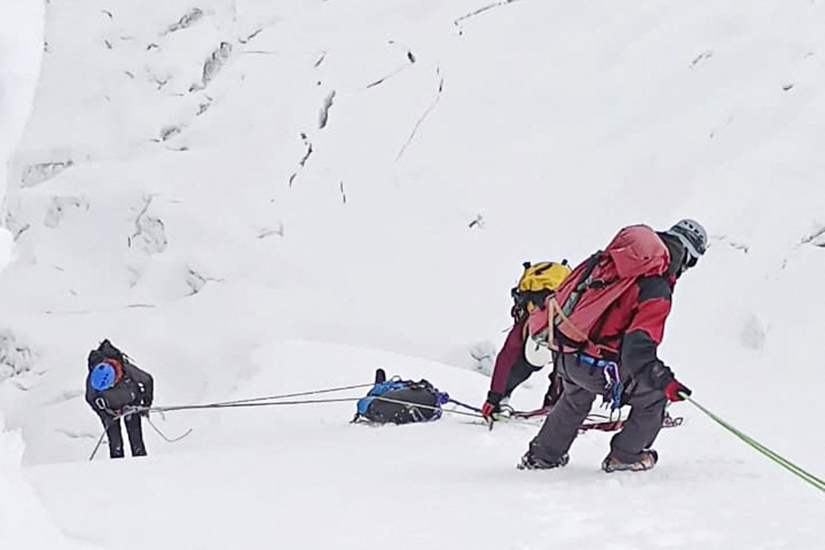 Corpo de alpinista japonesa é encontrado após cinco dias no pico mais alto do Peru Corpo de alpinista japonesa morta no pico mais alto do Peru é recuperado (Foto: Peruvian Andean Relief/AFP)