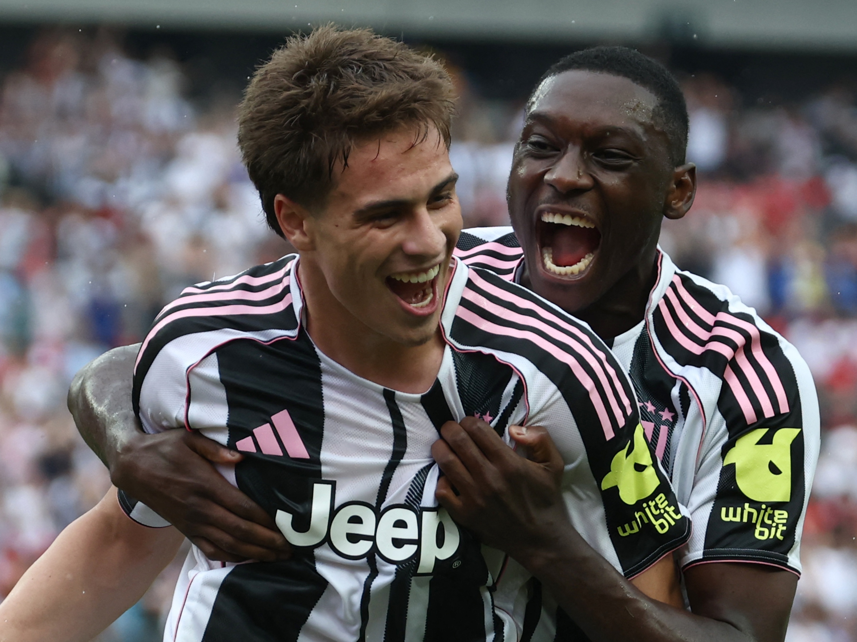 Yildiz, camisa 10 da Juventus, celebra com Kolo Muani, ao fundo, um dos gols marcados sobre o Wydad (Foto: FRANCK FIFE / AFP)