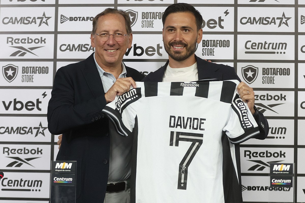 Botafogo planeja 11 saídas e busca reforços para fortalecer o elenco Davide Ancelotti tem tido participação importante no andamento do planejamento do Botafogo nos últimos dias (Foto: Vítor Silva)