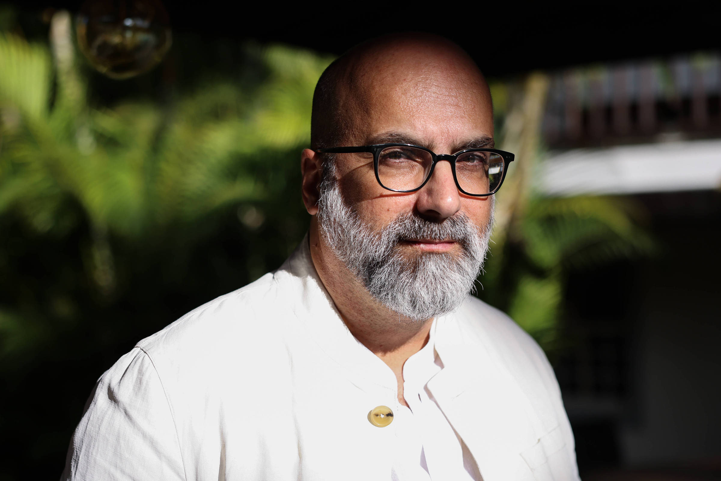 Valter Hugo Mãe revela desejo de ter mais controle sobre filme da Netflix baseado em seu livro Escritor Valter Hugo Mãe em pousada em Paraty, durante a Flip (Foto: Mathilde Missioneiro/Folhapress)