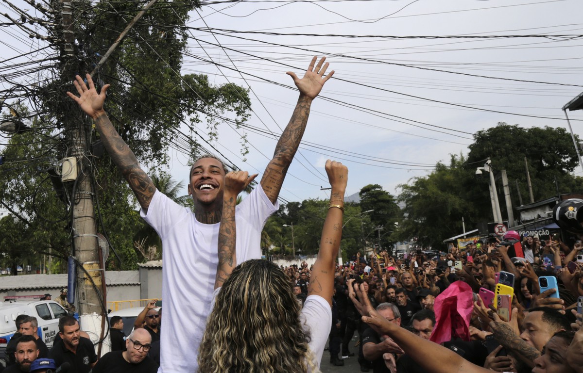 MC Poze do Rodo deixa o complexo penitenciário de Bangu (Foto: Domingos Peixoto / Agência O Globo)