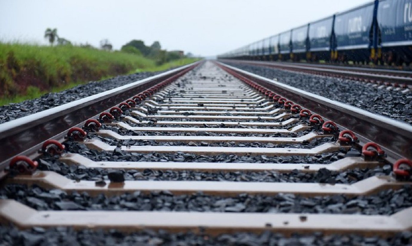 Brasil e China firmam acordo para megaferrovia de 4.500 km entre Bahia e Peru A proposta é reduzir o tempo de transporte de commodities brasileiras para a Ásia (Foto: Ricardo Botelho/Minfra/Agência Brasil)