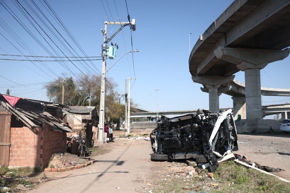 Carreta cegonha tomba em alça da nova ponte do Guaíba, em Porto Alegre (Foto: Jonathan Heckler/Agência RBS)