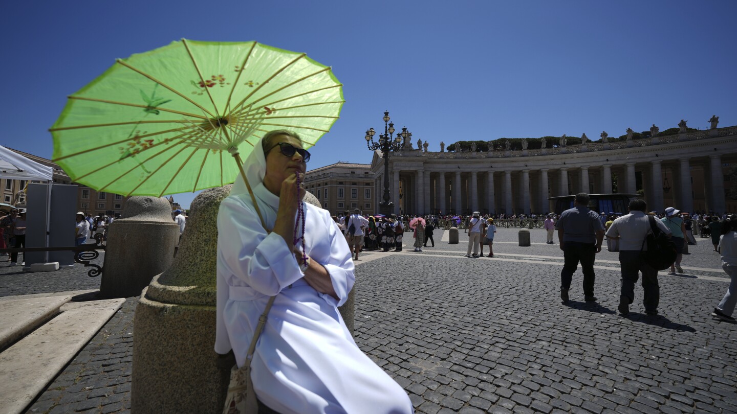 Fiéis se reúnem na Praça de São Pedro, no Vaticano, aguardando a aparição do Papa Leão XIV na janela de seu estúdio, domingo. (Foto: AP Photo/Andrew Medichini)
