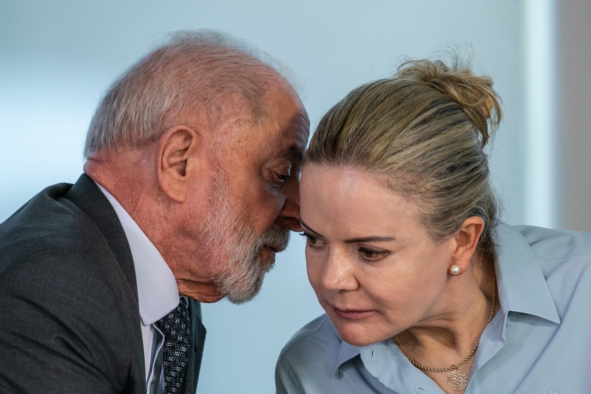 Gleisi critica Tarcísio e Bolsonaro e pede separação entre patriotas e traidores Presidente Lula e Ministra Gleisi Hoffmann no Palácio do Planalto (Foto: Brenno Carvalho / Agência O Globo)