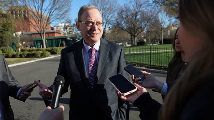 Conselheiro econômico da Casa Branca, Kevin Hassett, fala com repórteres na entrada do West Wing da Casa Branca em Washington, DC, EUA, em 19 de março de 2025. (Foto: Kevin Lamarque | Reuters)