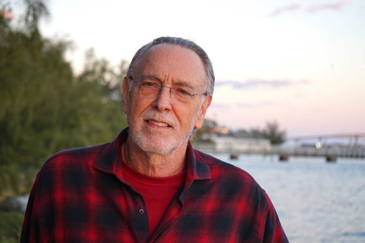 Krishna Das inicia turnê pelo Brasil com shows e workshops em diversas cidades Krishna Das fará série de shows no Brasil (Foto: Divulgação)