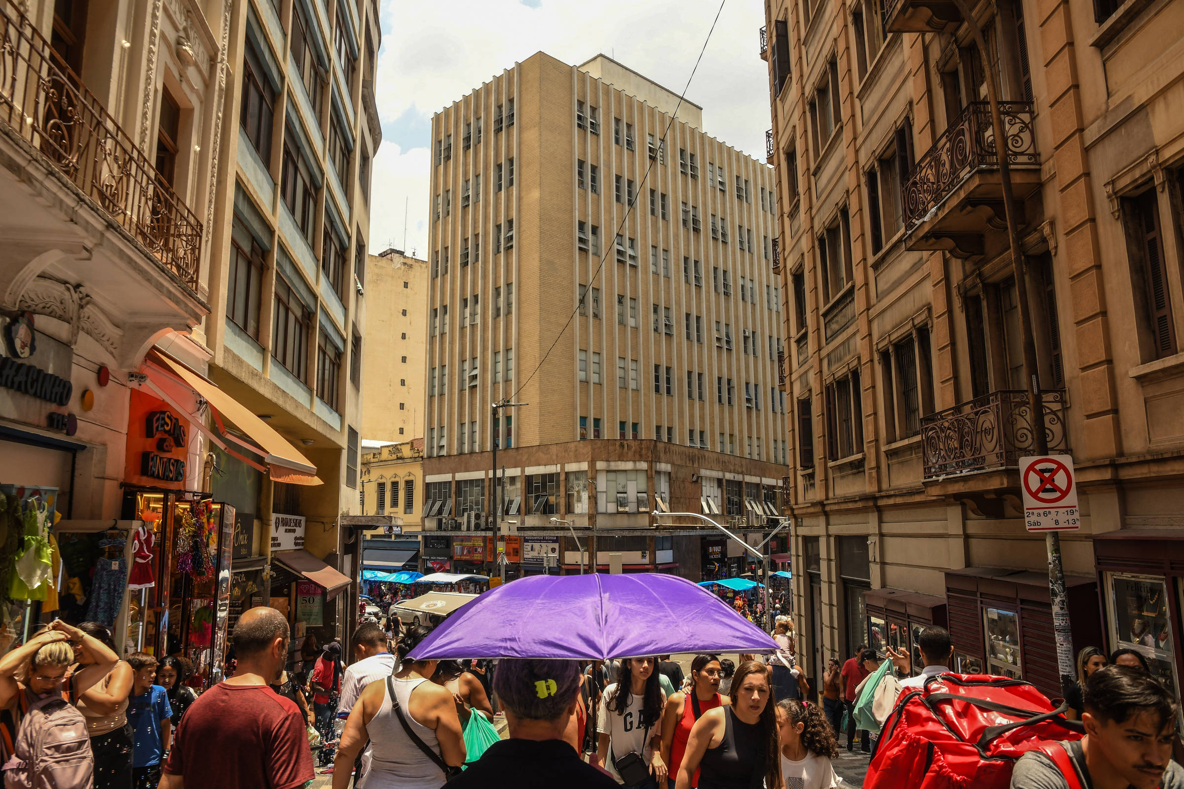Estudo revela ligação entre ondas de calor e aumento da violência no Brasil Movimentação na região da rua 25 de março, no centro de São Paulo, em dia de calor (Foto: Karime Xavier - 17.dez.24/Folhapress)
